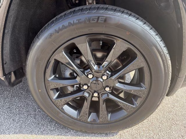 2019 Diamond Black Crystal Pearlcoat Jeep Grand Cherokee Altitude 4X4 SUV