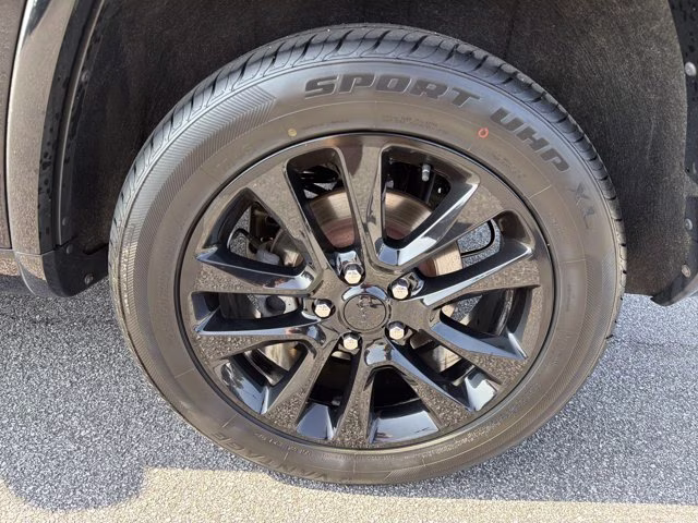 2019 Diamond Black Crystal Pearlcoat Jeep Grand Cherokee Altitude 4X4 SUV
