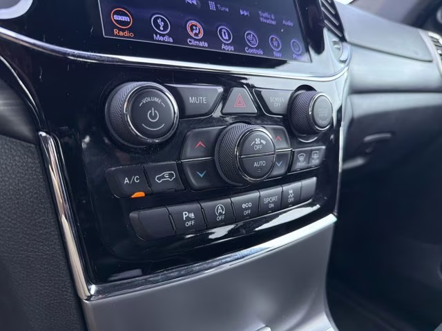 2019 Diamond Black Crystal Pearlcoat Jeep Grand Cherokee Altitude 4X4 SUV