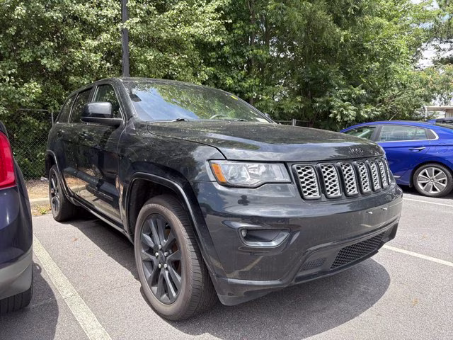 2019 Diamond Black Crystal Pearlcoat Jeep Grand Cherokee Altitude 4X4 SUV