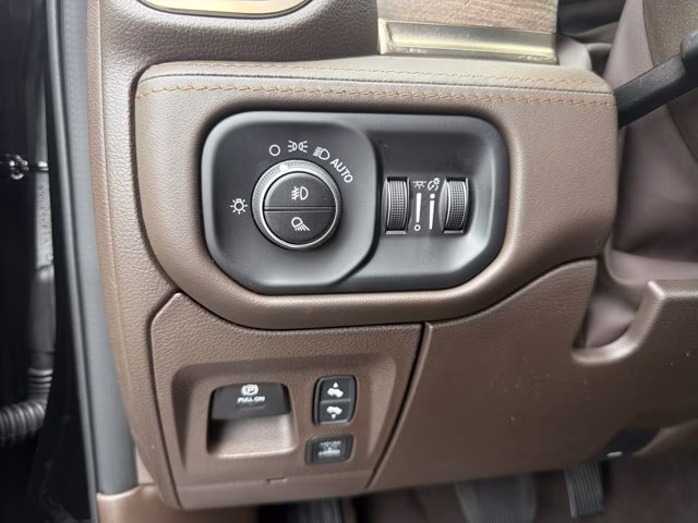 2026 Diamond Black Crystal Pearlcoat Ram 1500 Longhorn 4X4 Truck