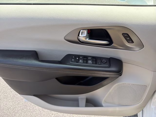 2022 Bright White Clearcoat Chrysler Pacifica Touring L FWD Van