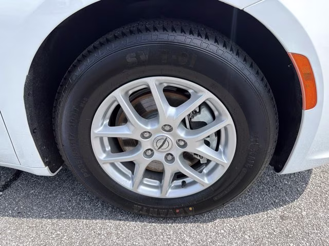 2022 Bright White Clearcoat Chrysler Pacifica Touring L FWD Van