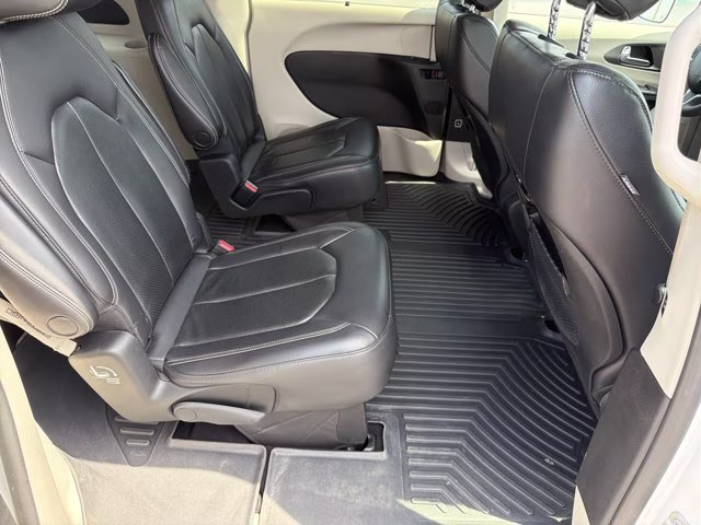 2022 Bright White Clearcoat Chrysler Pacifica Touring L FWD Van