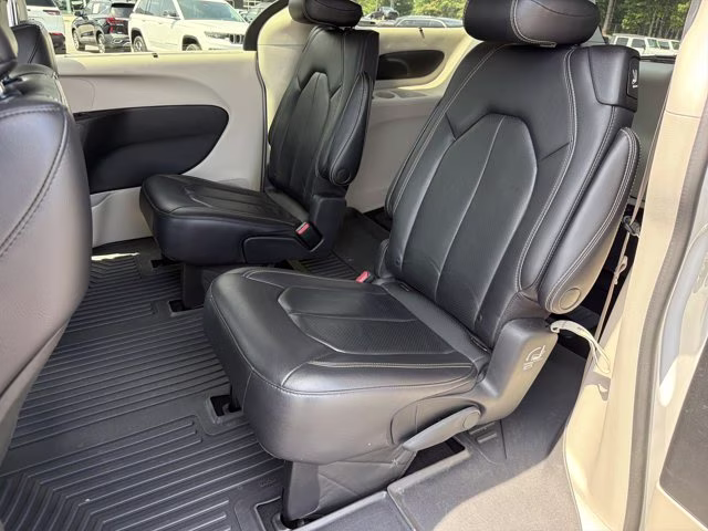 2022 Bright White Clearcoat Chrysler Pacifica Touring L FWD Van