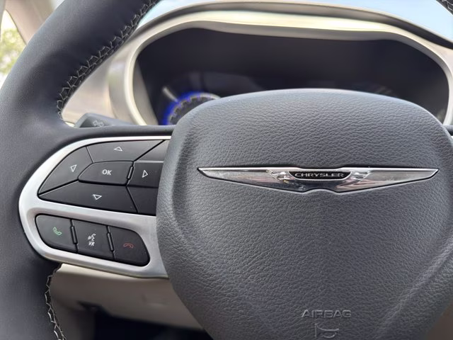 2022 Bright White Clearcoat Chrysler Pacifica Touring L FWD Van