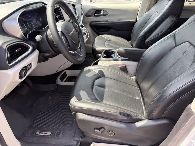 2022 Bright White Clearcoat Chrysler Pacifica Touring L FWD Van
