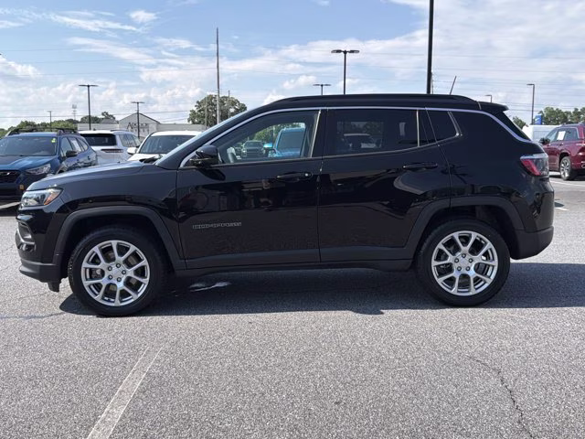 2023 Diamond Black Crystal Pearlcoat Jeep Compass Latitude Lux 4X4 SUV