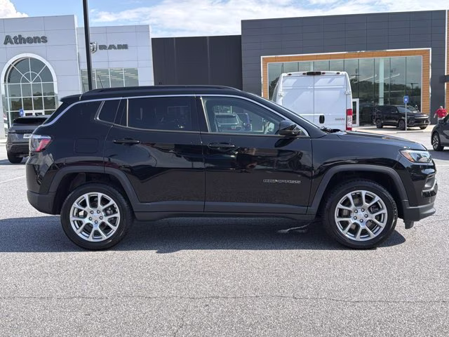 2023 Diamond Black Crystal Pearlcoat Jeep Compass Latitude Lux 4X4 SUV