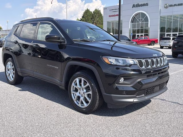 2023 Diamond Black Crystal Pearlcoat Jeep Compass Latitude Lux 4X4 SUV