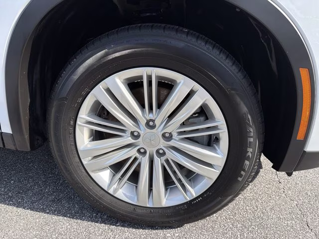 2024 White Diamond Mitsubishi Outlander ES FWD SUV