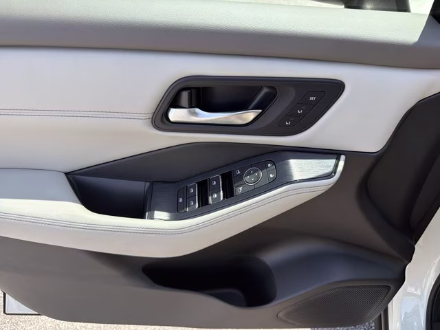 2023 Pearl White Tricoat Nissan Rogue SL FWD SUV