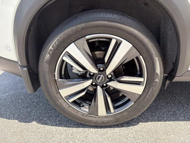 2023 Pearl White Tricoat Nissan Rogue SL FWD SUV