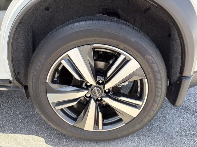2023 Pearl White Tricoat Nissan Rogue SL FWD SUV