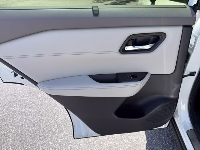 2023 Pearl White Tricoat Nissan Rogue SL FWD SUV