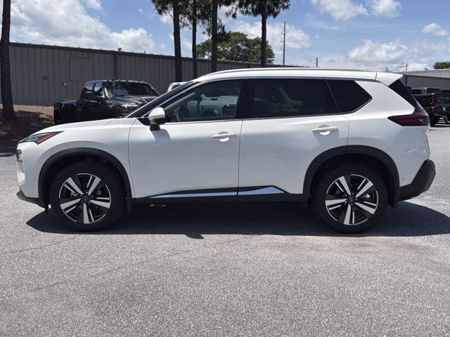 2023 Pearl White Tricoat Nissan Rogue SL FWD SUV