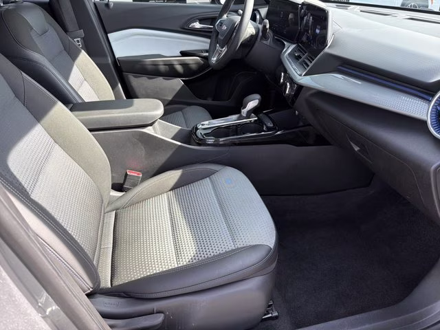 2025 Sterling Gray Metallic Chevrolet Trax LT FWD SUV