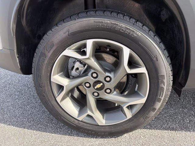 2025 Sterling Gray Metallic Chevrolet Trax LT FWD SUV