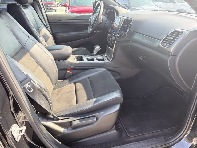 2019 Diamond Black Crystal Pearlcoat Jeep Grand Cherokee Altitude 4X4 SUV