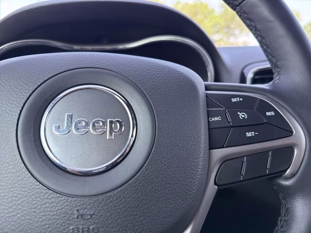 2019 Diamond Black Crystal Pearlcoat Jeep Grand Cherokee Altitude 4X4 SUV