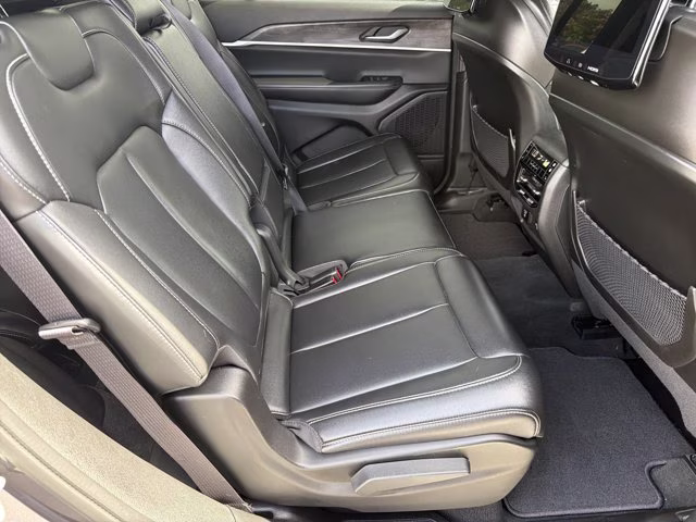 2023 Baltic Gray Metallic Clearcoat Jeep Grand Cherokee L Limited 4X4 SUV