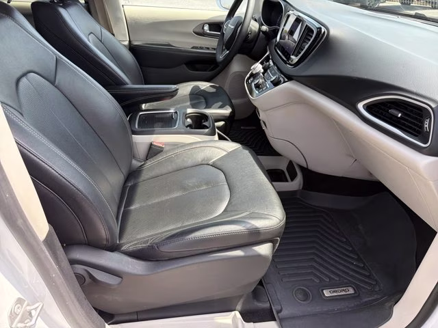 2022 Bright White Clearcoat Chrysler Pacifica Touring L FWD Van
