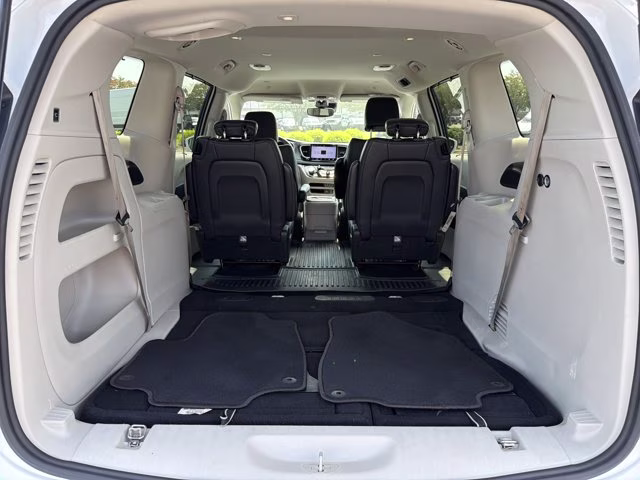 2022 Bright White Clearcoat Chrysler Pacifica Touring L FWD Van