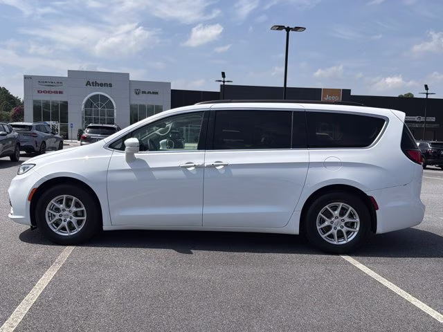 2022 Bright White Clearcoat Chrysler Pacifica Touring L FWD Van