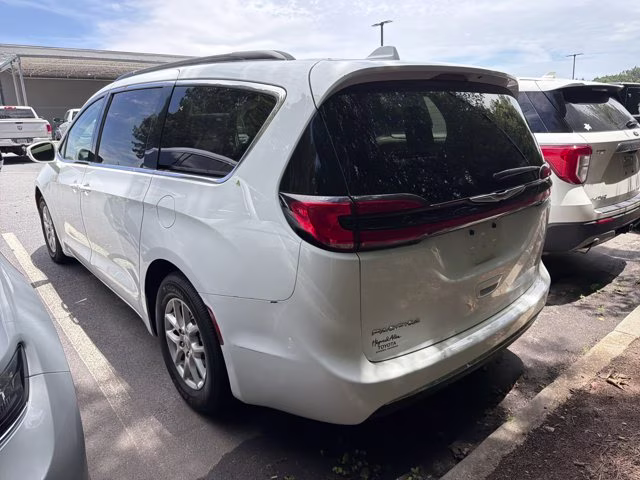 2022 Bright White Clearcoat Chrysler Pacifica Touring L FWD Van