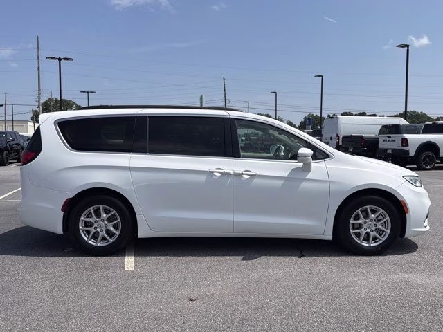 2022 Bright White Clearcoat Chrysler Pacifica Touring L FWD Van