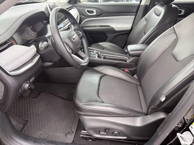 2022 Diamond Black Crystal Pearlcoat Jeep Compass Latitude 4X4 SUV