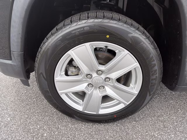 2022 Diamond Black Crystal Pearlcoat Jeep Compass Latitude 4X4 SUV