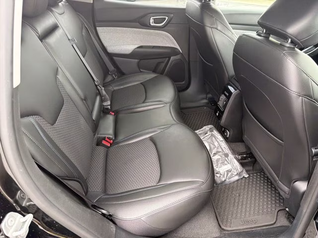 2022 Diamond Black Crystal Pearlcoat Jeep Compass Latitude 4X4 SUV