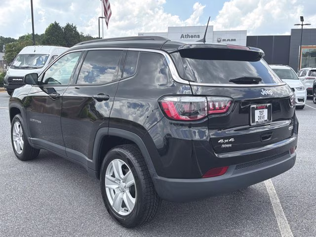 2022 Diamond Black Crystal Pearlcoat Jeep Compass Latitude 4X4 SUV