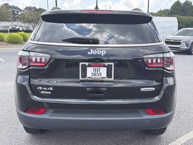 2022 Diamond Black Crystal Pearlcoat Jeep Compass Latitude 4X4 SUV