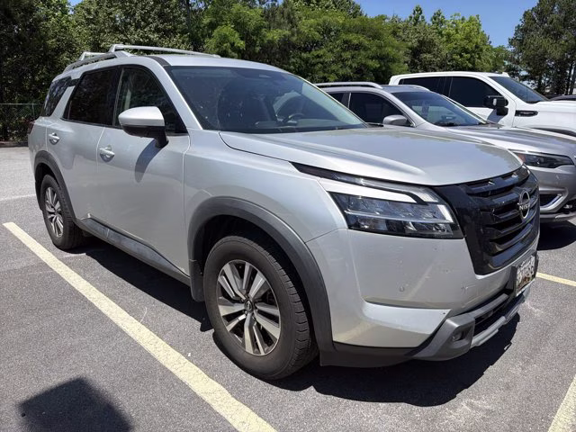 2022 Brilliant Silver Metallic Nissan Pathfinder SL 4X4 SUV