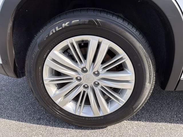 2024 White Diamond Mitsubishi Outlander ES FWD SUV