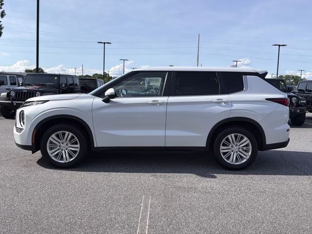 2024 White Diamond Mitsubishi Outlander ES FWD SUV