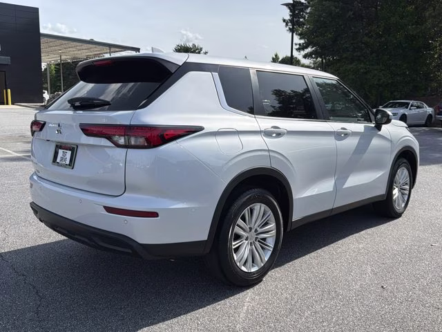 2024 White Diamond Mitsubishi Outlander ES FWD SUV