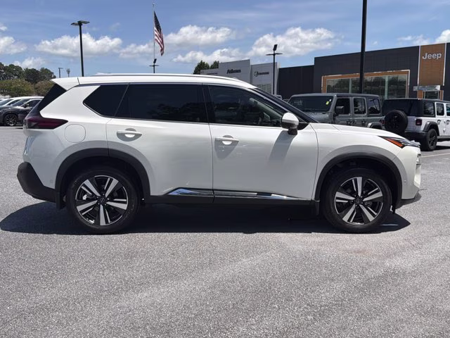 2023 Pearl White Tricoat Nissan Rogue SL FWD SUV