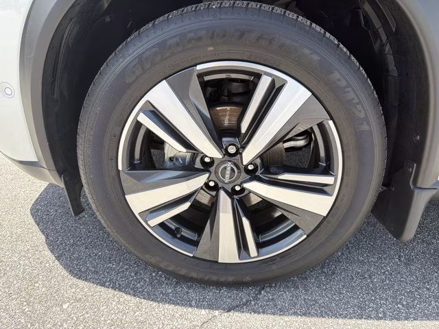 2023 Pearl White Tricoat Nissan Rogue SL FWD SUV