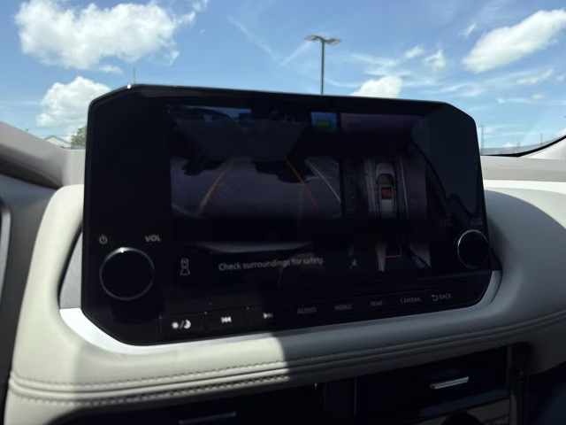 2023 Pearl White Tricoat Nissan Rogue SL FWD SUV