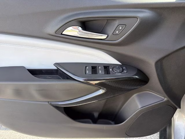 2025 Sterling Gray Metallic Chevrolet Trax LT FWD SUV