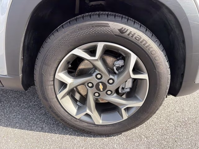 2025 Sterling Gray Metallic Chevrolet Trax LT FWD SUV