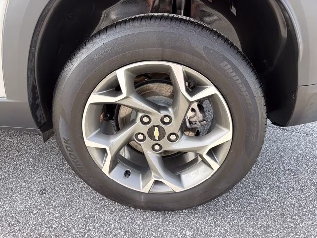 2025 Sterling Gray Metallic Chevrolet Trax LT FWD SUV