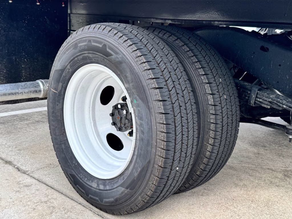 2027 Oxford White Ford E-450SD Base RWD Truck