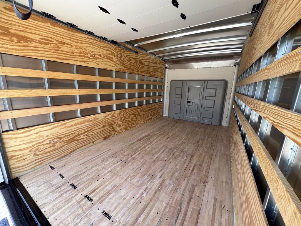 2027 Oxford White Ford E-450SD Base RWD Truck