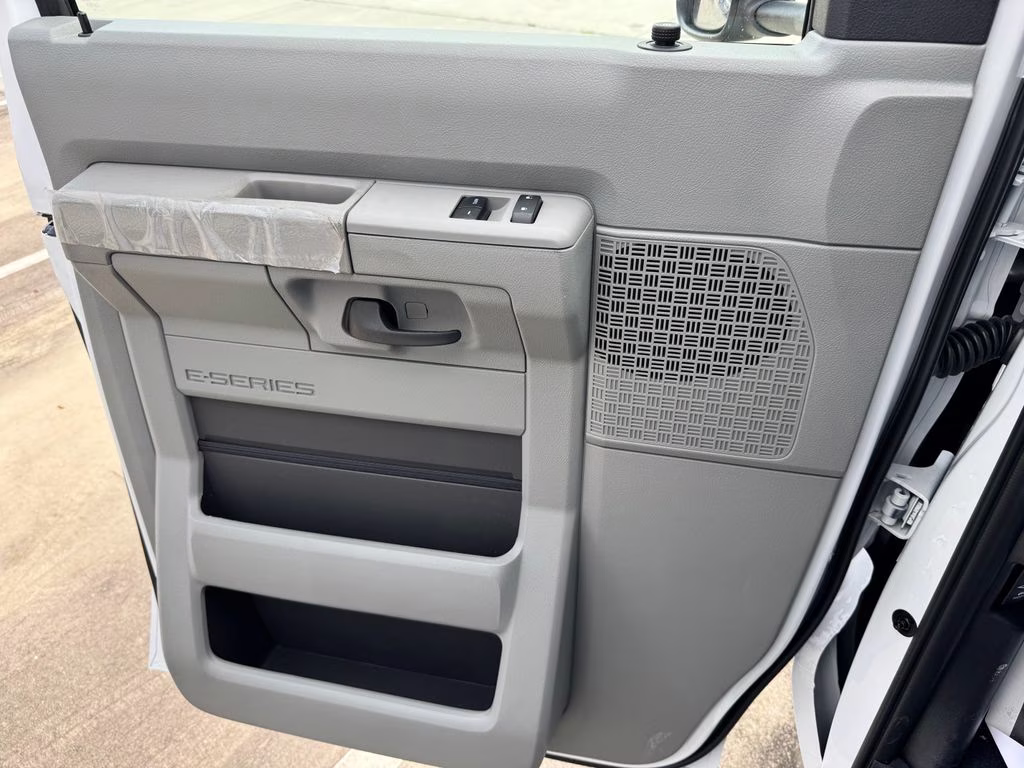 2027 Oxford White Ford E-450SD Base RWD Truck