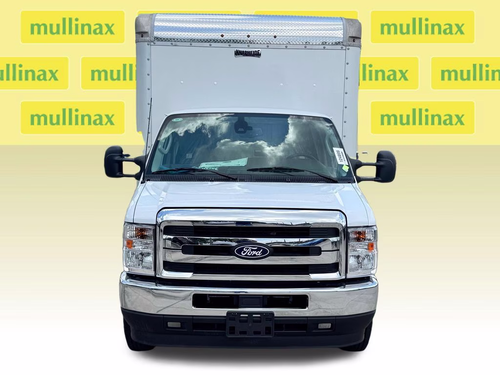 2027 Oxford White Ford E-450SD Base RWD Truck