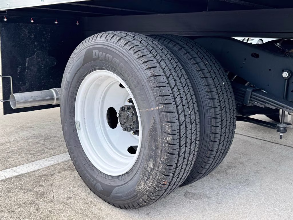 2027 Oxford White Ford E-450SD Base RWD Truck